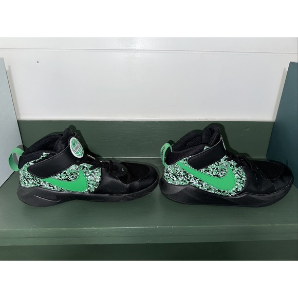 Nike Boys Team Hustle DC1994-001 Black/Green Basketball Shoes Sneakers Size 2.5Y - Picture 3 of 7